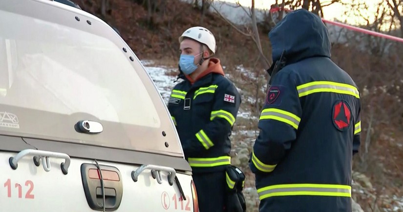 В Грузии спасатели ищут попавшего под лавину мужчину