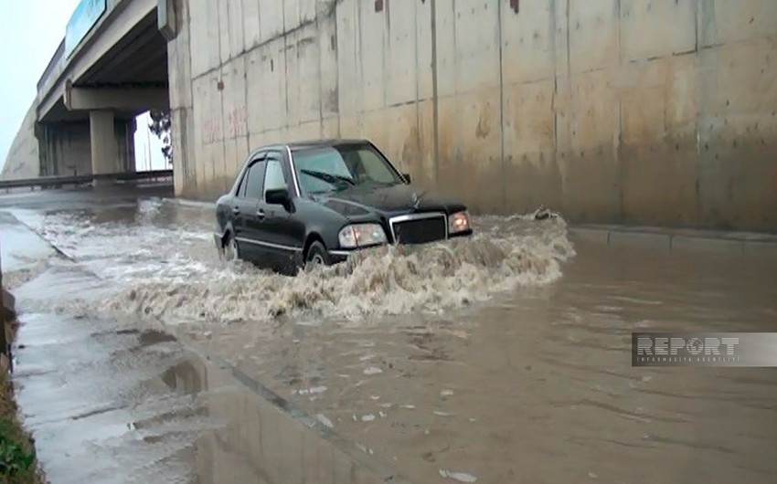 Goranboy-Naftalan-Tərtər yolunda sel suları nəqliyyatın hərəkətində çətinlik yaradıb