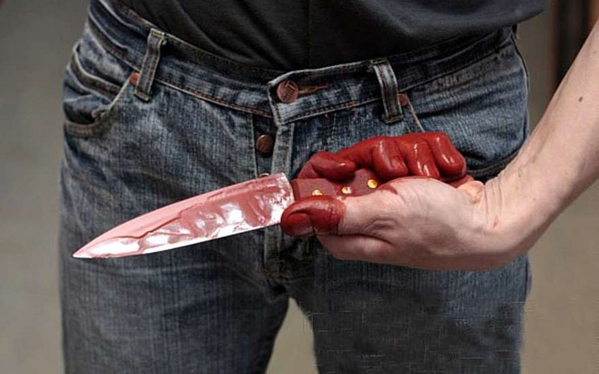 В Баку молодой человек нанес себе 14 ударов ножом