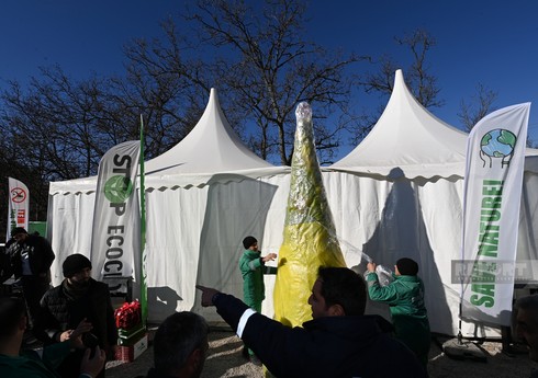 Экоактивисты устанавливают новогоднюю елку в районе проведения акции на дороге Ханкенди-Лачын