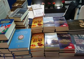 İstanbul kitab sərgisinin Azərbaycan bölməsində nümayiş olunan nəşrlər ziyarətçilərə paylanıb