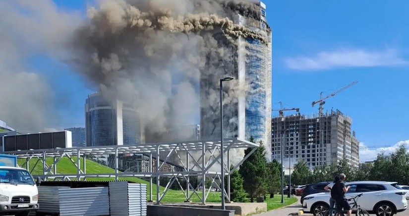 Пожар в многоэтажном здании в Астане локализован