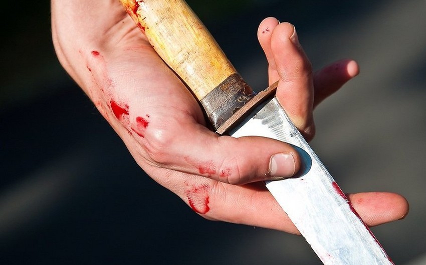 В Баку мужчина нанес ножевые ранения жене, подавшей на развод