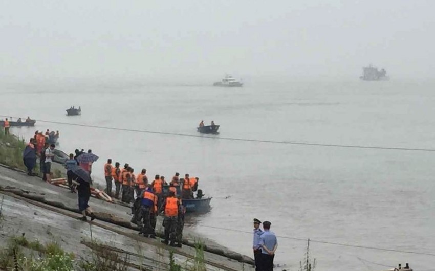 Çində göyərtəsində 400-dən çox insanın olduğu kruiz gəmisi batıb - YENİLƏNİB
