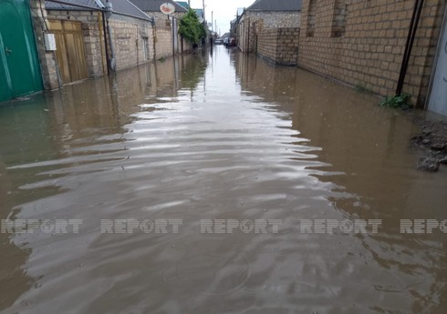В Гяндже дождевой водой затопило дома - ВИДЕО