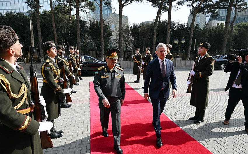 Министр обороны Азербайджана и генсек НАТО обсудили военное сотрудничество
