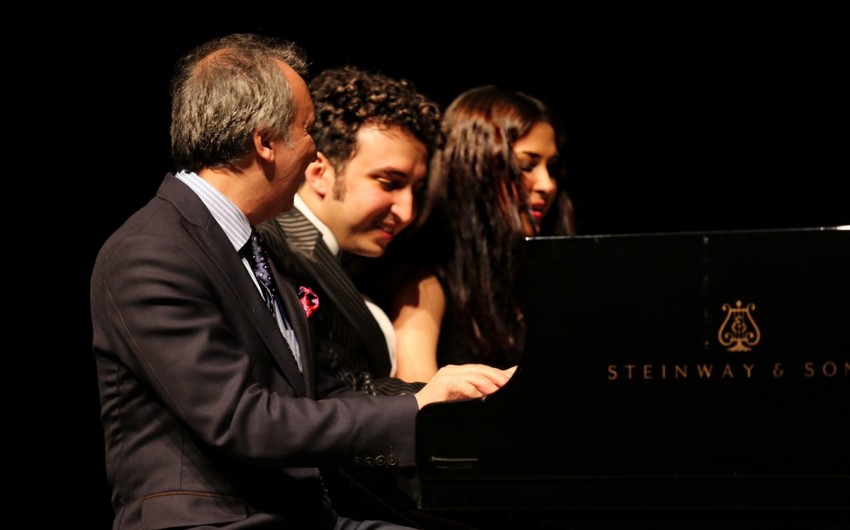 Azərbaycanlı pianoçu iki övladı ilə birlikdə İstanbulda konsert verib