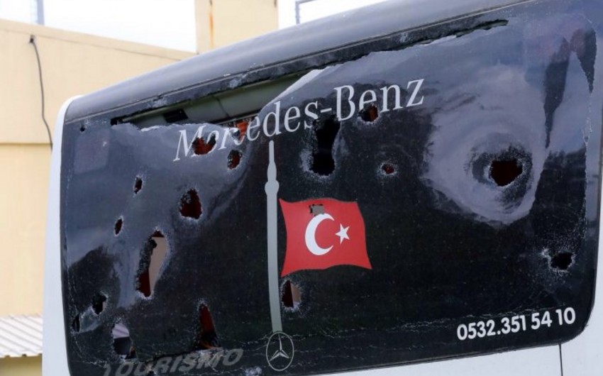Beşiktaş komandasının avtobusu daşa basılıb