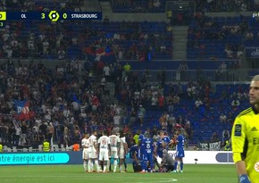 Fransa çempionatında futbolçu qəfildən yerə yıxılıb