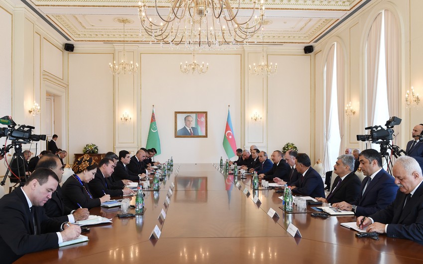 Состоялась встреча президентов Азербайджана и Туркменистана в расширенном составе