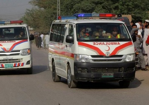 В Пакистане пассажирский фургон упал в ущелье