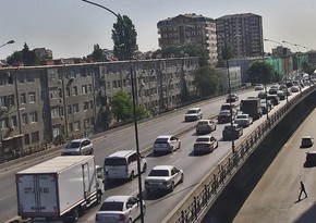 На некоторых улицах и проспектах Баку затруднено движение транспорта