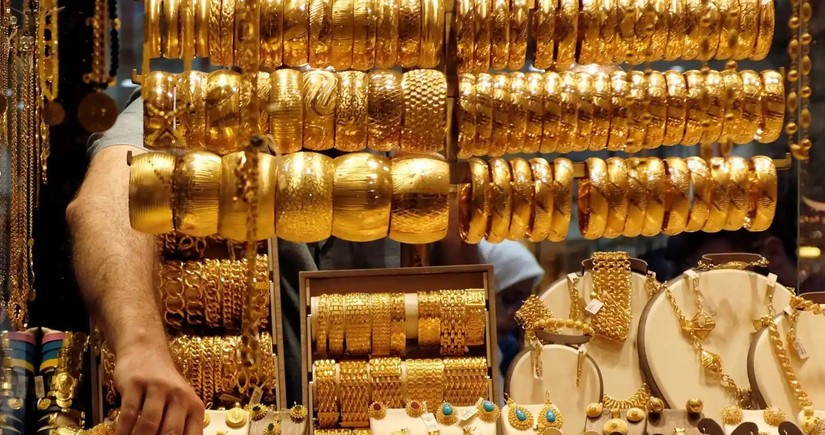 Gold prices rise slightly