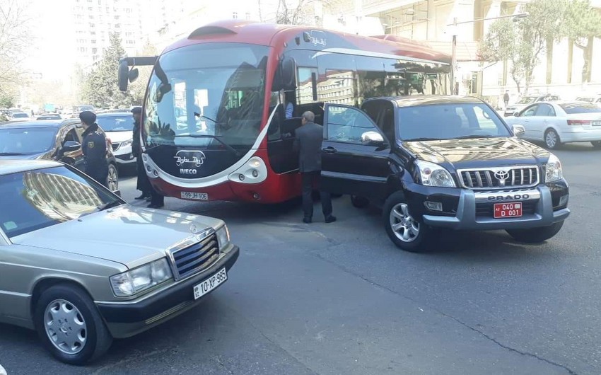 Автобус BakuBus столкнулся с автомобилем посольства Молдовы