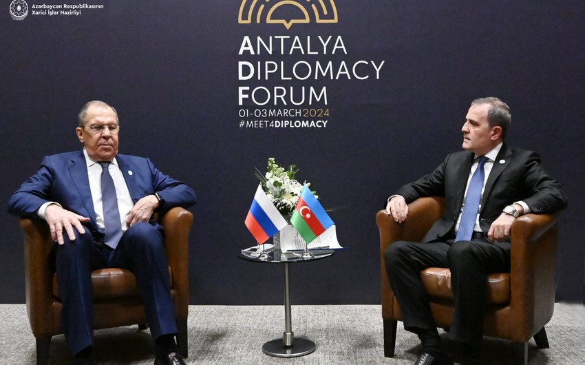 Главы МИД Азербайджана и России провели встречу в Анталье