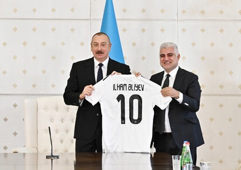 Президенту Ильхаму Алиеву подарили форму команды "Карабах"
