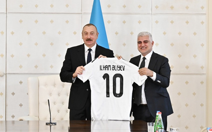 Президенту Ильхаму Алиеву подарили форму команды Карабах