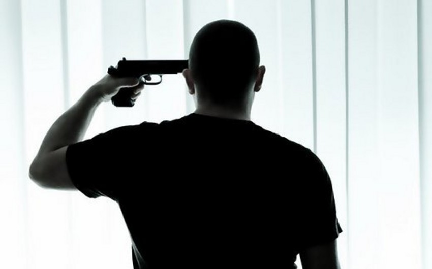 В Азербайджане 42-летний мужчина застрелился на могиле своего отца