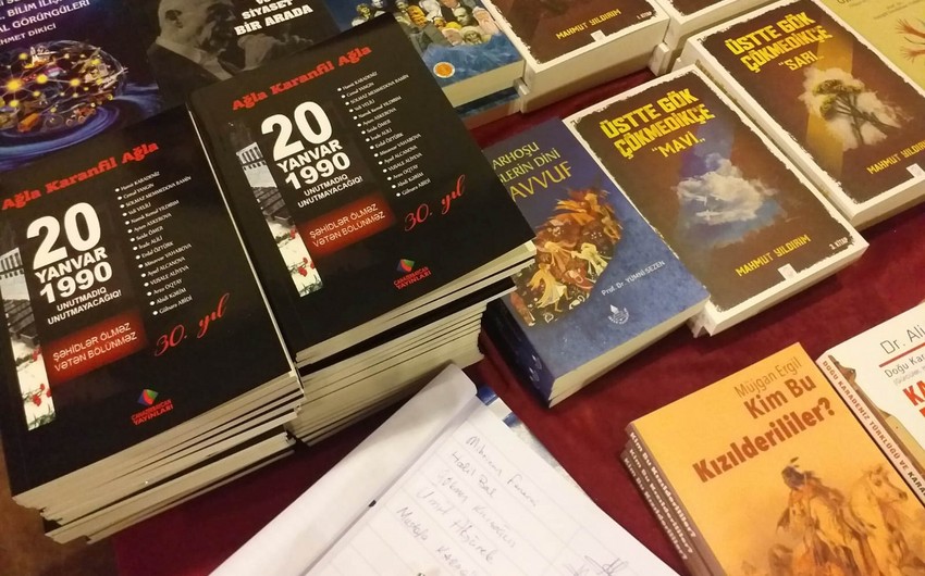 İstanbulda 20 Yanvar faciəsindən bəhs edən “Ağla qərənfil ağla” kitabının təqdimatı keçirilib - FOTO
