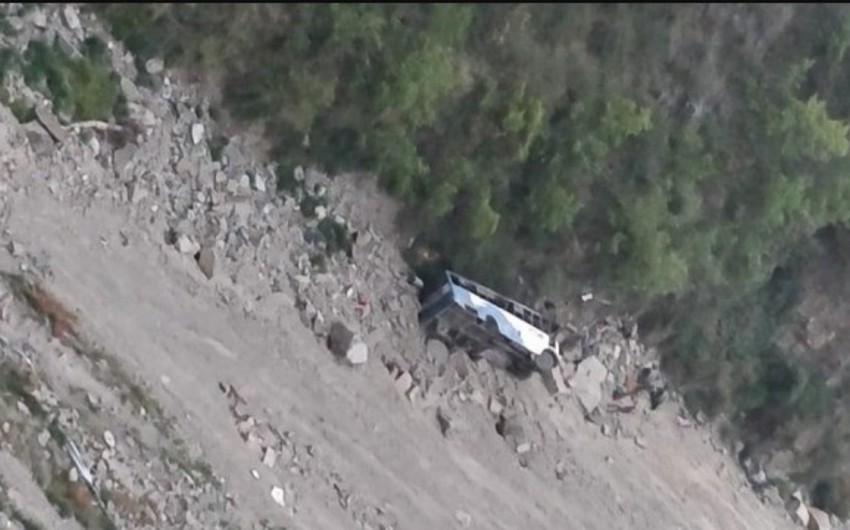 В Индии пассажирский автобус упал в ущелье, погибло более 10 человек