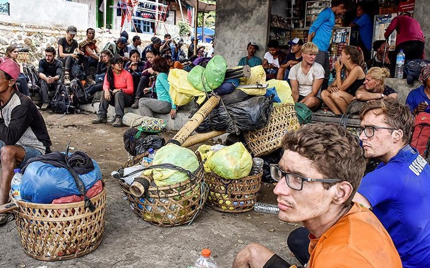 Более 500 альпинистов блокированы на горе в Индонезии после землетрясения - ВИДЕО