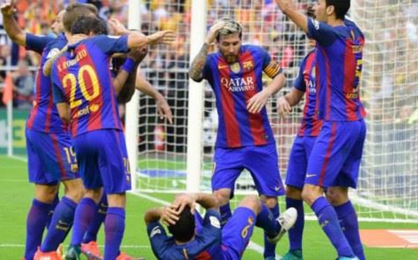 Valensiya azarkeşi oyun zamanı Barselonanın 2 futbolçusuna su qabı atıb - VİDEO