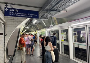 Paris metrosunda Olimpiya Oyunlarına qarşı stikerlər yapışdıran fəallar saxlanılıb