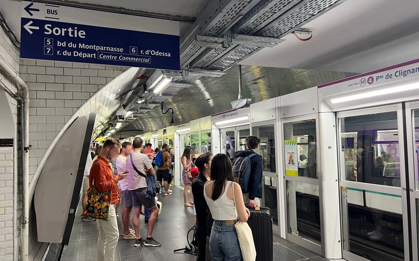 Paris metrosunda Olimpiya Oyunlarına qarşı stikerlər yapışdıran fəallar saxlanılıb