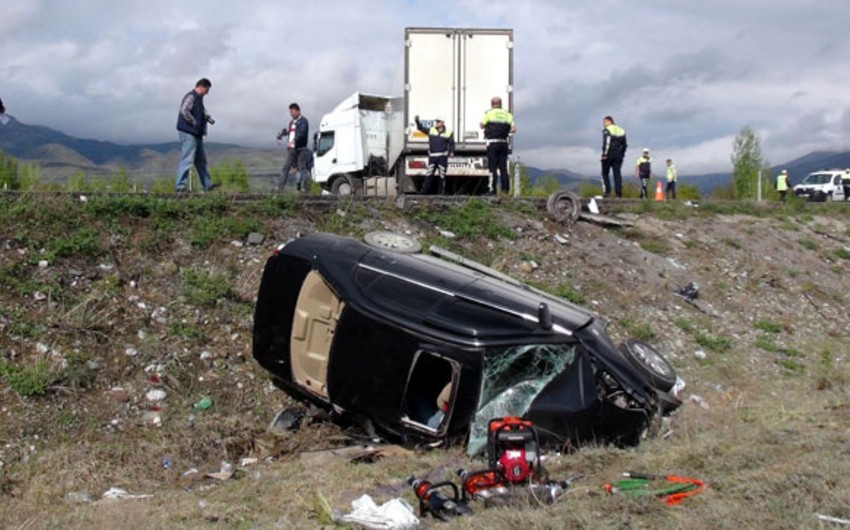 В Турции грузовой автомобиль, управляемый гражданином Азербайджана, столкнулся с легковым автомобилем, есть погибшие и раненые