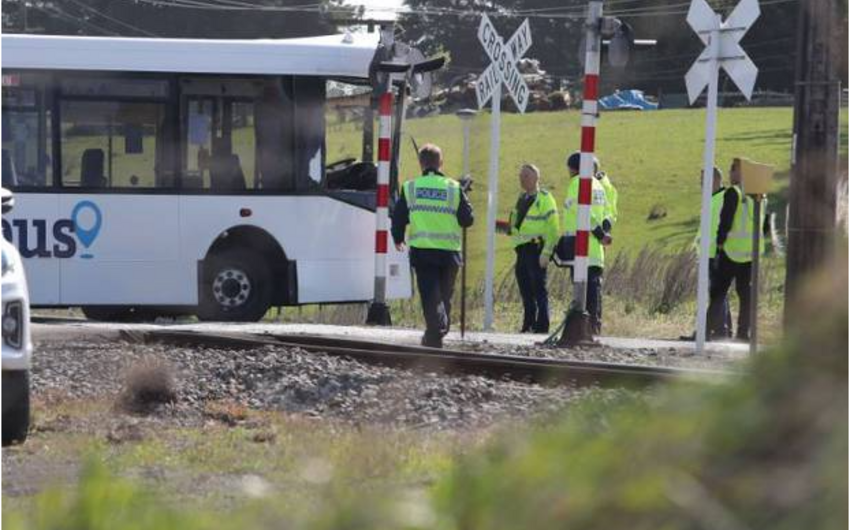 В Новой Зеландии столкнулись школьный автобус и поезд: 40 пострадавших