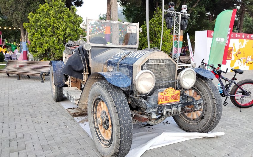 Azərbaycanda 110 yaşlı retro avtomobil yanıb