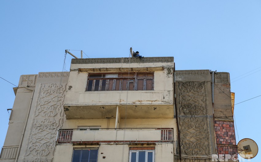 В Баку неизвестный мужчина пытался выброситься с крыши многоэтажки - ФОТО