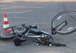 В Баку велосипедист попал под колеса авто и получил серьезные травмы