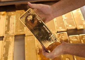 Золото подешевело под давлением укрепляющегося доллара