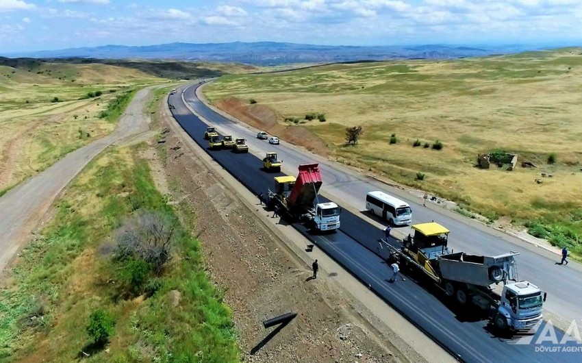 Şükürbəyli-Cəbrayıl-Hadrut yolunun 14 km hissəsində asfalt örtüyünün döşənməsi yekunlaşır