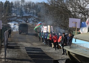 Representatives of local Russian community arrive at protest area on Khankandi-Lachin road