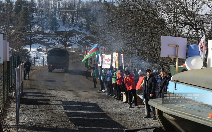 Representatives of local Russian community arrive at protest area on Khankandi-Lachin road