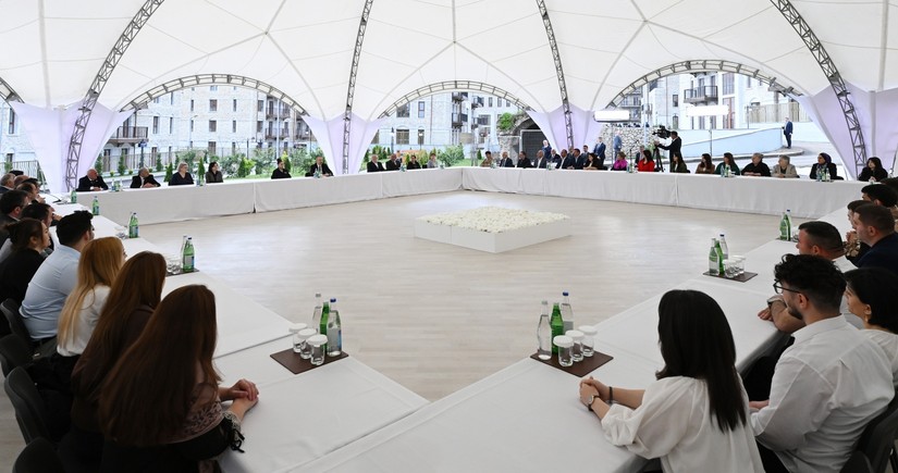 Президент и первая леди приняли участие в открытии первого жилого комплекса в Шуше