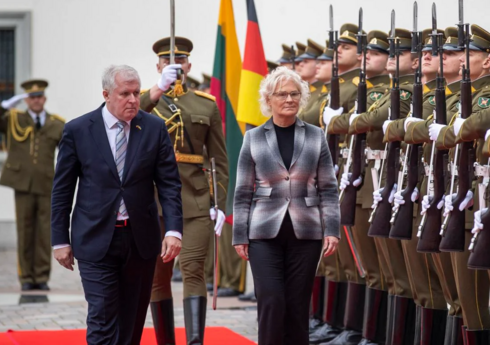 Глава Минобороны Германии открыла штаб бригады НАТО в Литве