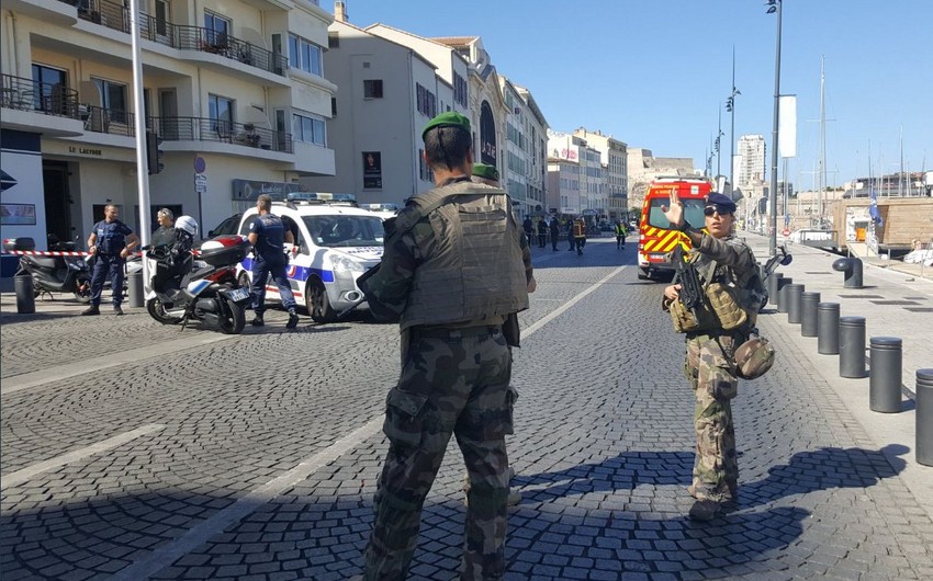 В Марселе автомобиль врезался в автобусную остановку: погиб человек