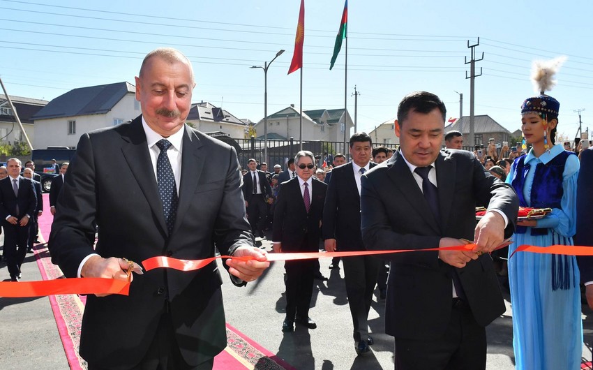 Ильхам Алиев и Садыр Жапаров приняли участие в открытии школы № 103 имени Низами Гянджеви