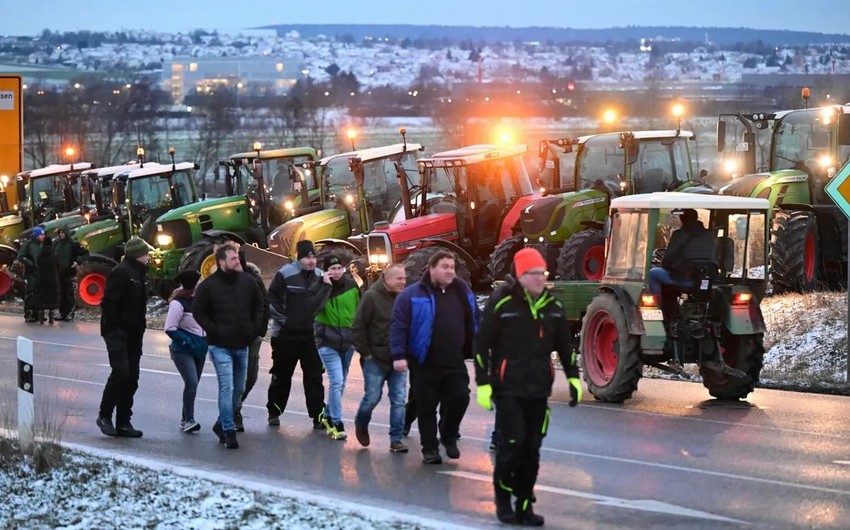 German farmers blockade roads to protest subsidy cuts
