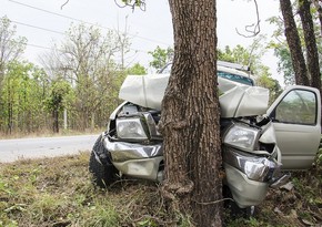 В Евлахе автомобиль врезался в дерево, погиб 5-летний ребенок