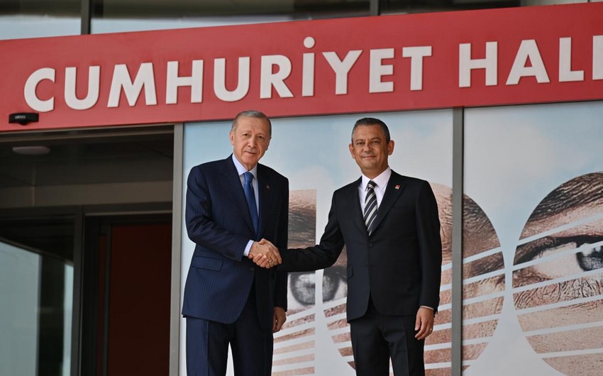 Erdogan breaks 18-year hiatus, visits opposition headquarters