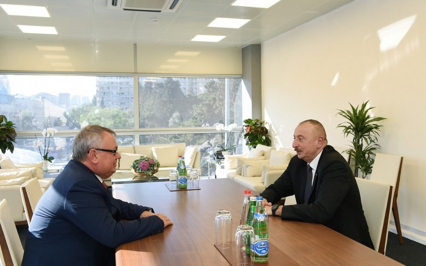 Президент Ильхам Алиев принял президента, председателя правления Банка ВТБ