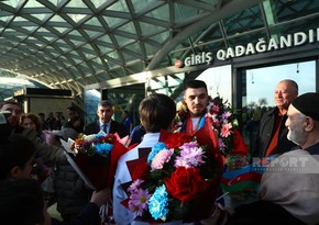 Dünya çempionatında gümüş medal qazanan Azərbaycan ağırlıqqaldıranı Vətənə qayıdıb