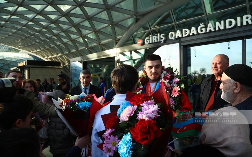 Dünya çempionatında gümüş medal qazanan Azərbaycan ağırlıqqaldıranı Vətənə qayıdıb