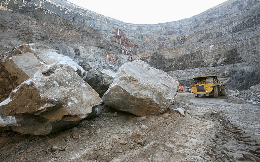 Gold mine accident in Russia: 150 workers entrapped underground