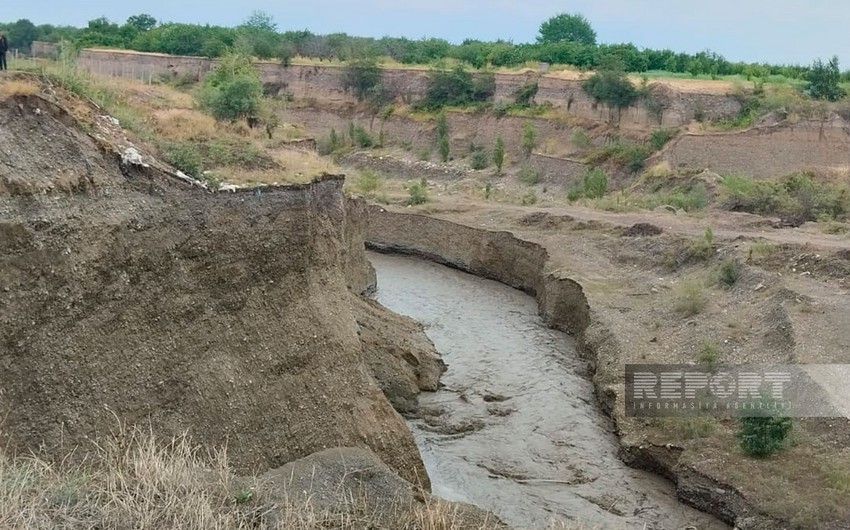 Qudyalçaya gələn güclü sel Küpçalqışlaq kəndinin yolunu uçurub