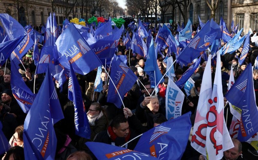 В Париже полицейские вышли на протест, требуя повышения зарплат перед ОИ-2024